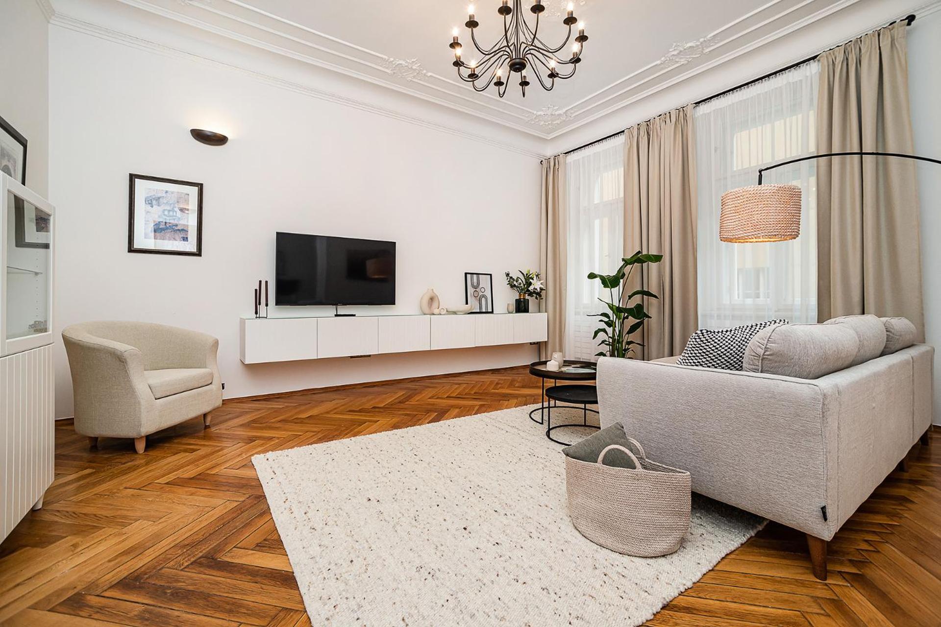 Luxurious Two-bedroom In The Old Town Apartment