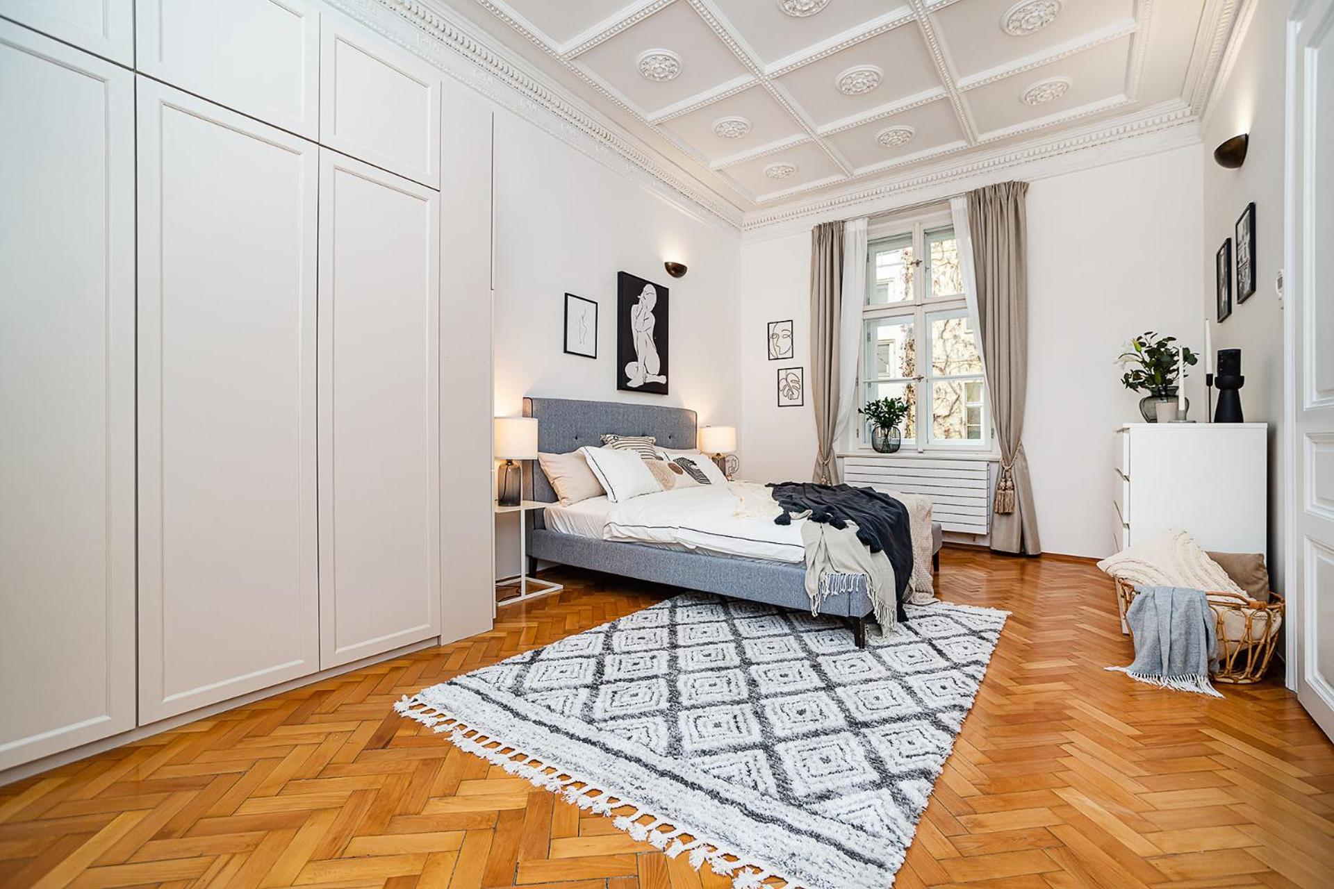 Luxurious Two-bedroom In The Old Town Apartment *