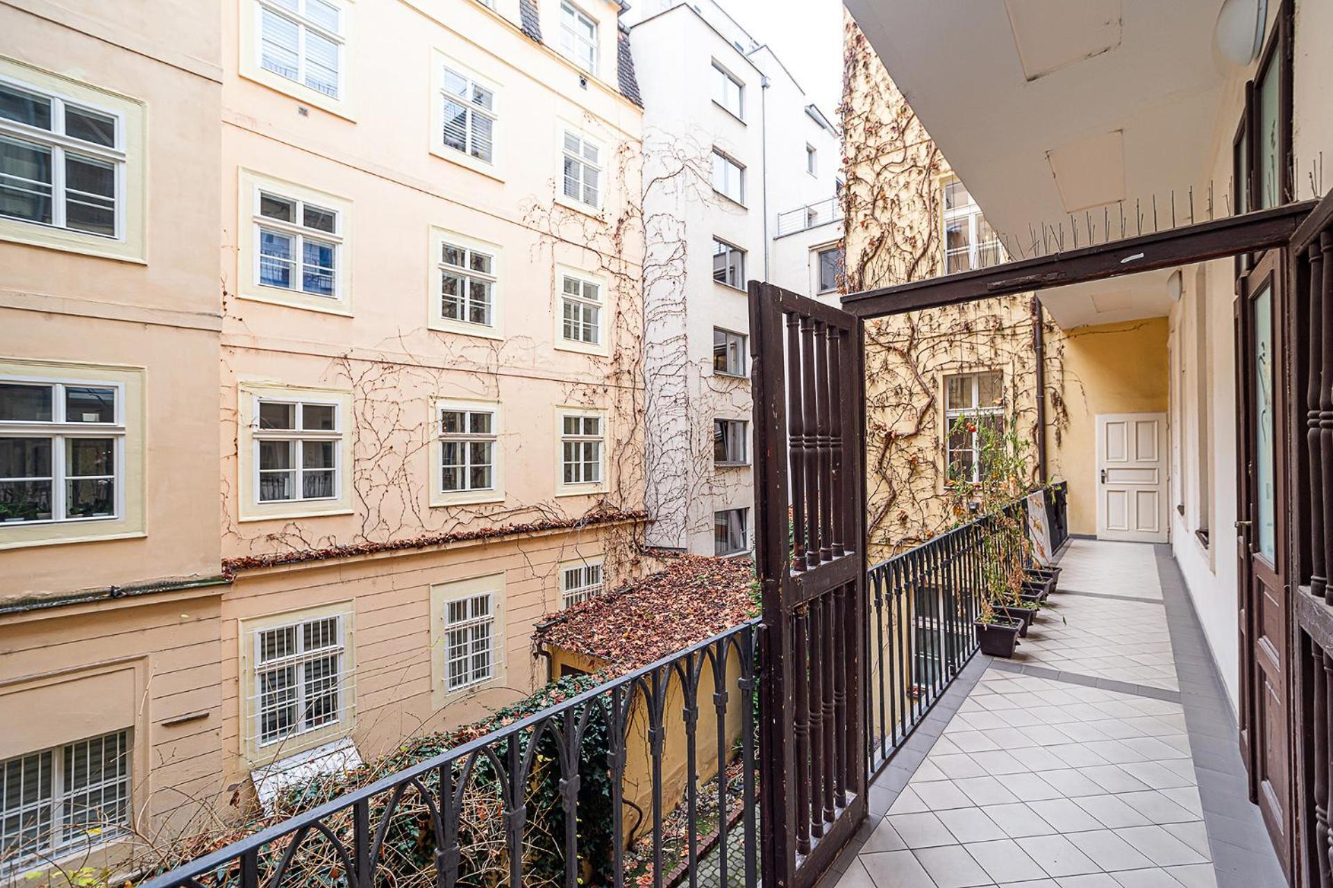 Luxurious Two-bedroom In The Old Town Apartment *