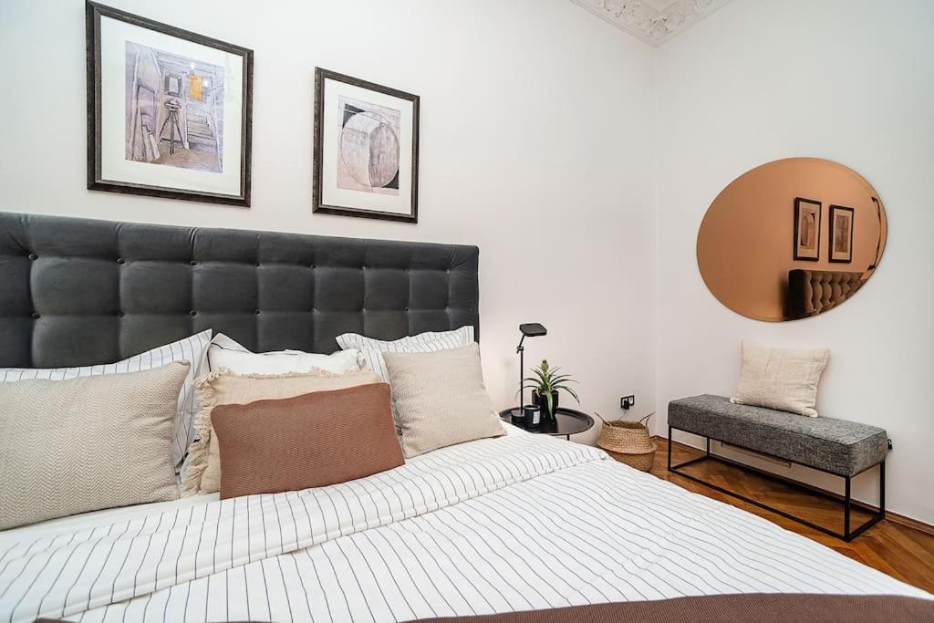 Apartment Luxurious Two-bedroom In The Old Town *