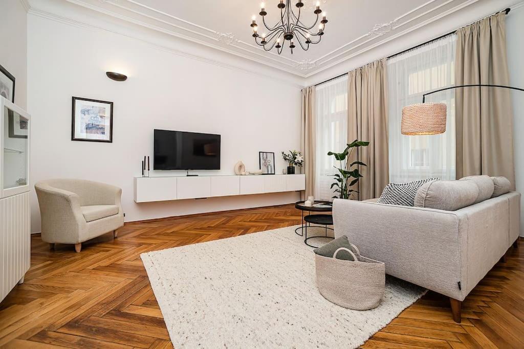 Luxurious Two-bedroom In The Old Town Apartment
