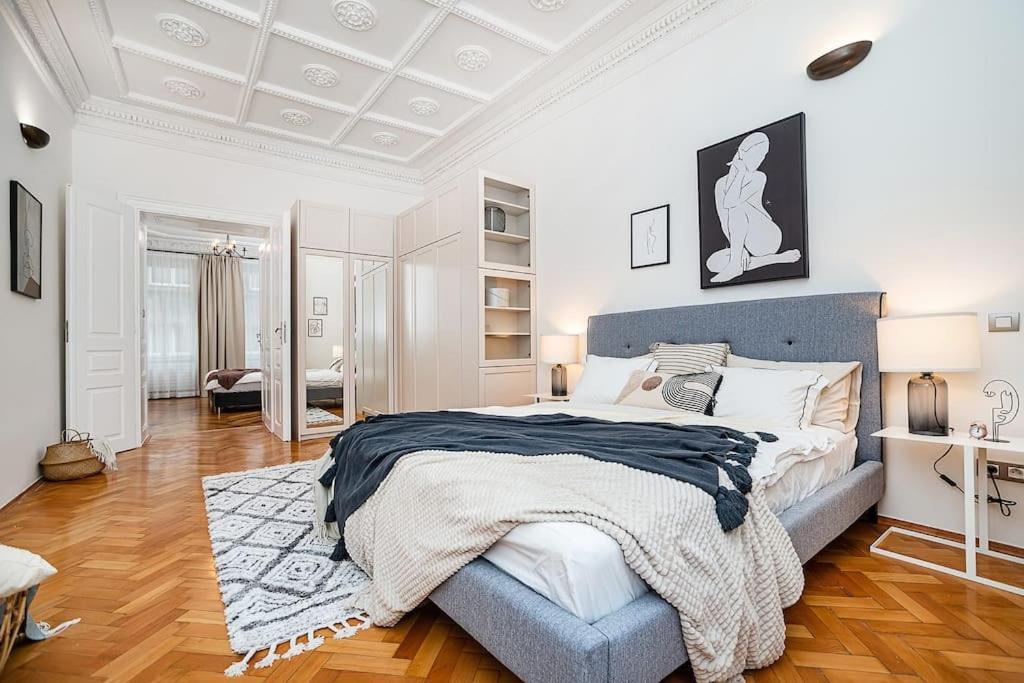 Luxurious Two-bedroom In The Old Town Apartment