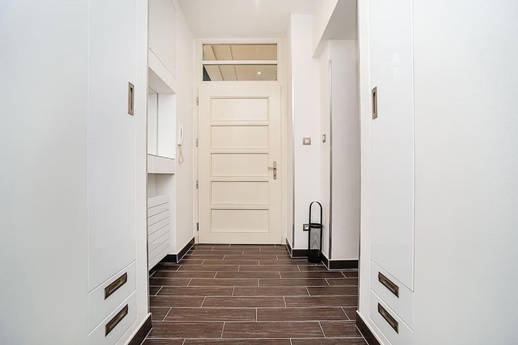 Luxurious Two-bedroom In The Old Town Apartment *