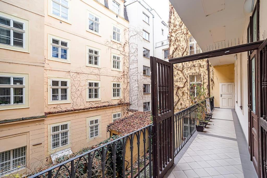 Apartment Luxurious Two-bedroom In The Old Town